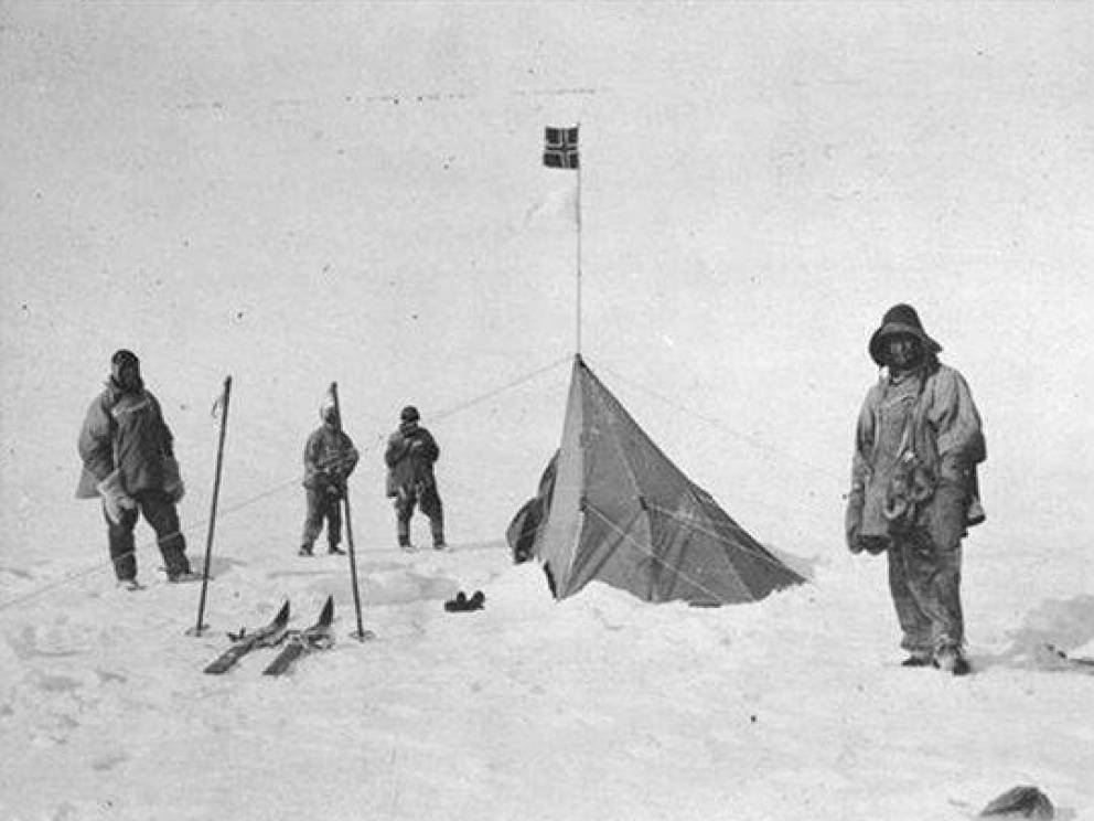Удар противника
Команда Скотта достигла Южного полюса 17 января 1912 года и даже успели начать празднование, когда наткнулись на норвежские флаги. Бравый командир экспедиции впал в глубокую депрессию, еще не зная, что все худшее еще впереди.