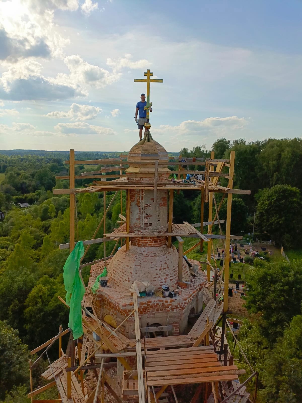 В Тверской области на старинной церкви установили крест