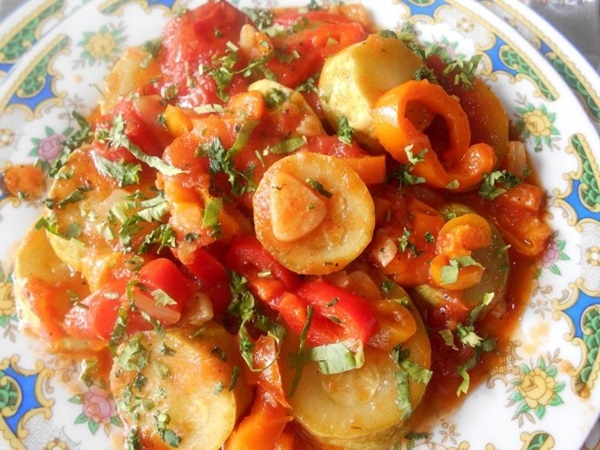 Просто нарежьте овощи крупными кольцами — и через полчаса у вас на столе самое вкусное и полезное летнее рагу из кабачков с перцами и томатами!-10
