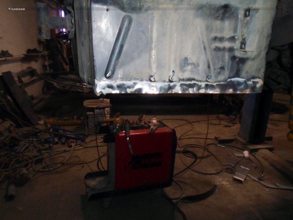 Свежий весенний цвет на старый кабриолет Свежий весенний цвет на старый кабриолет авто и мото