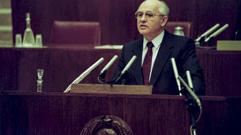 Президент СССР Михаил Горбачев на последней в истории сессии Верховного Совета СССР