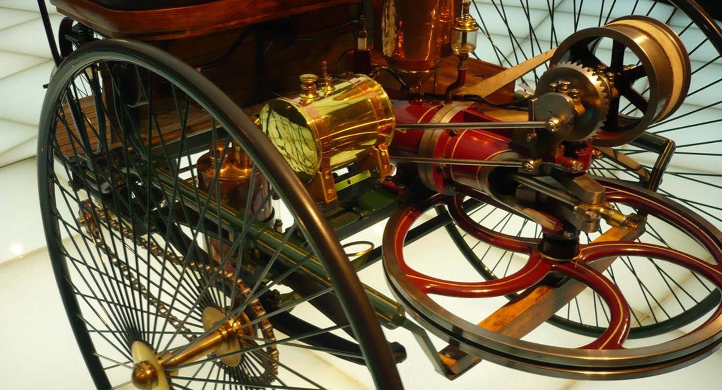 1 двигатель внутреннего сгорания. Benz Patent-Motorwagen 1885 рычажное управление. Карл Бенц бензиновый двигатель. Автомобиль 1806 Карл Бенц. Карл Бенц первый двигатель.