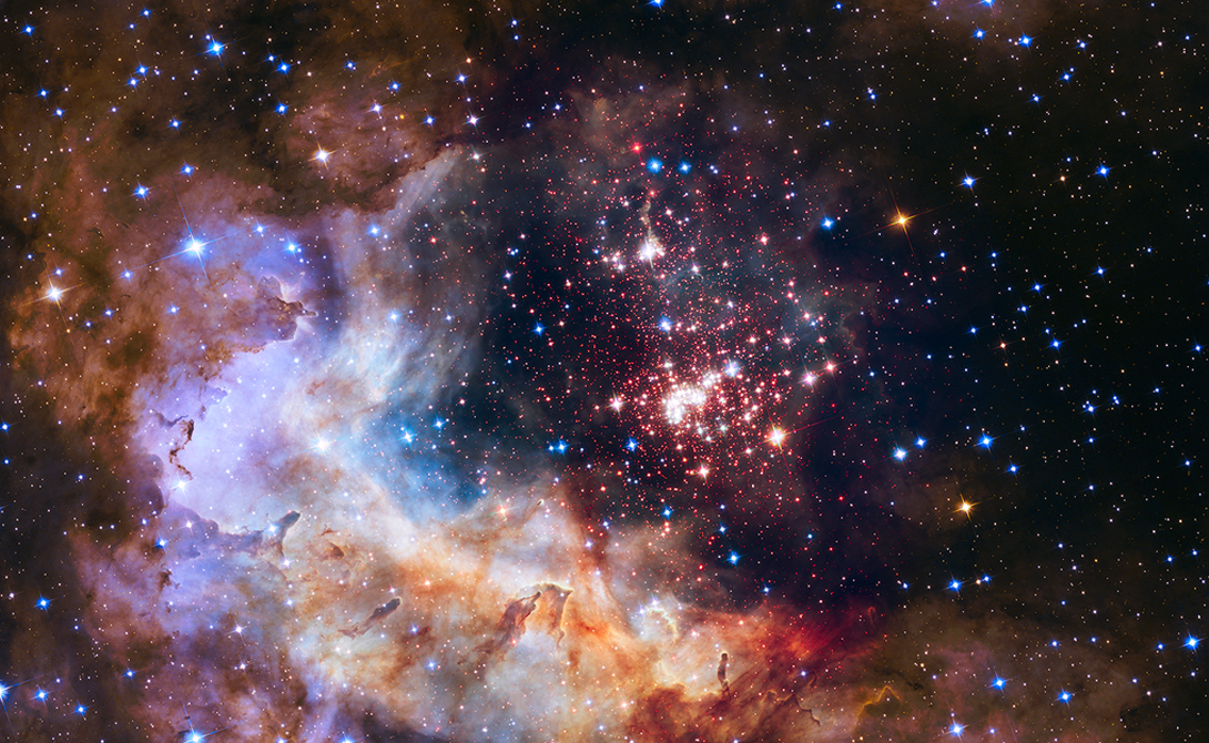 Небесный фейрверк
Внутри снимка можно разглядеть множество молодых звезд, собравшихся в туманной дымке космической пыли. Колонны, состоящие из плотного газа становятся инкубаторами, где зарождается новая космическая жизнь.