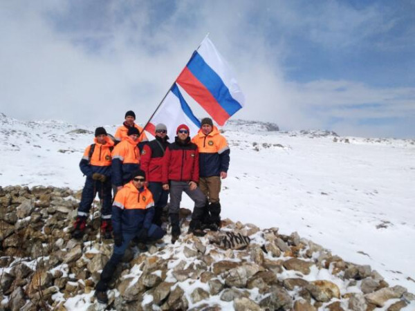 Спасатели МЧС водрузили российские флаги на вершинах гор Крыма