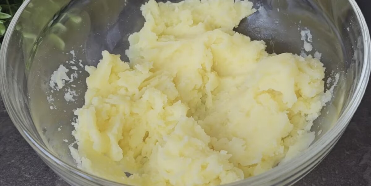 «Когда дома есть картофель – сразу готовлю эту вкуснятину»: быстрый и вкусный перекус черный, петрушку, перец, крахмал, Доброго, взбитом, растительном, обжариваем, сухарях, обваливаем, треугольнички, обеих, взбиваемОбмакиваем, солим, немного, смешиваем, измельченную, добавляем, сухари, масле