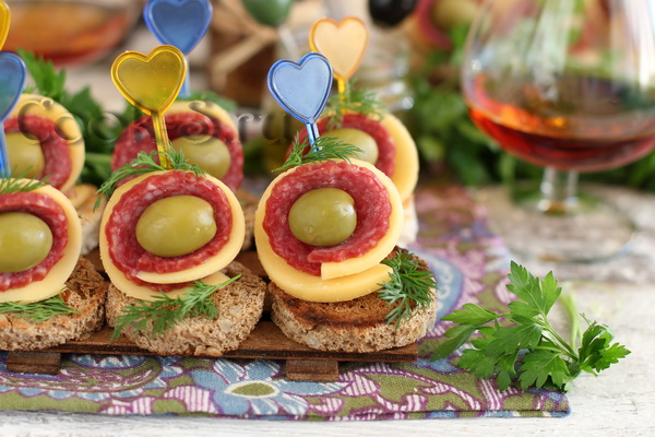 бутерброды на шпажках