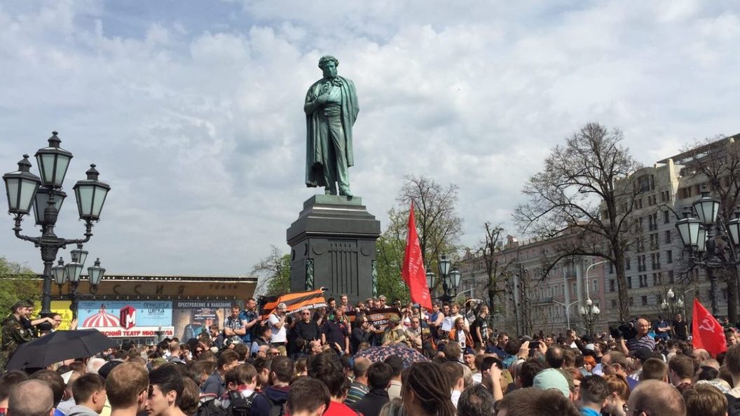 Сквер навального. Демонстрацию к памятнику Пушкину. Памятник Навальному. Революция митинг у памятника Пушкину фото. Митинг у памятнка пушкгна.