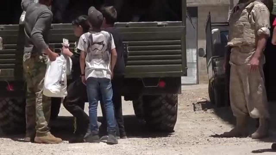 Российские военные доставили гумпомощь в сирийский поселок Арна