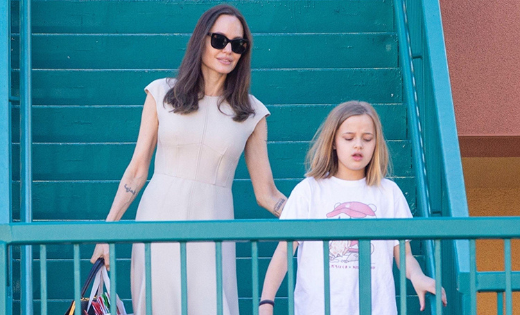 Мамина копия: Анджелина Джоли с дочкой Вивьен на шопинге в Лос-Анджелесе
