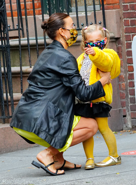 В оттенках лайма и лимона: как Ирина Шейк встретила из детского сада дочь Лею Мода,Стиль звезд