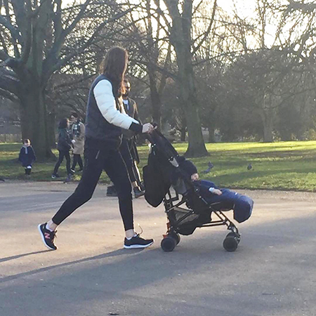 Так же как все: Кейт Миддлтон замечена на прогулке с принцем Луи в парке возле дома Так же как все: Кейт Миддлтон замечена на прогулке с принцем Луи в парке возле дома монархии