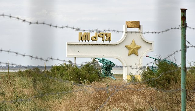 Стела с надписью Крым у пункта пропуска Джанкой на границе России и Украины. Архивное фото