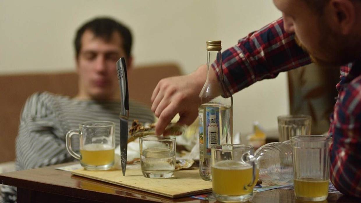 Эксперт Черниговский назвал повышение цен на водку и коньяк «тушением пожара бензином» Экономика