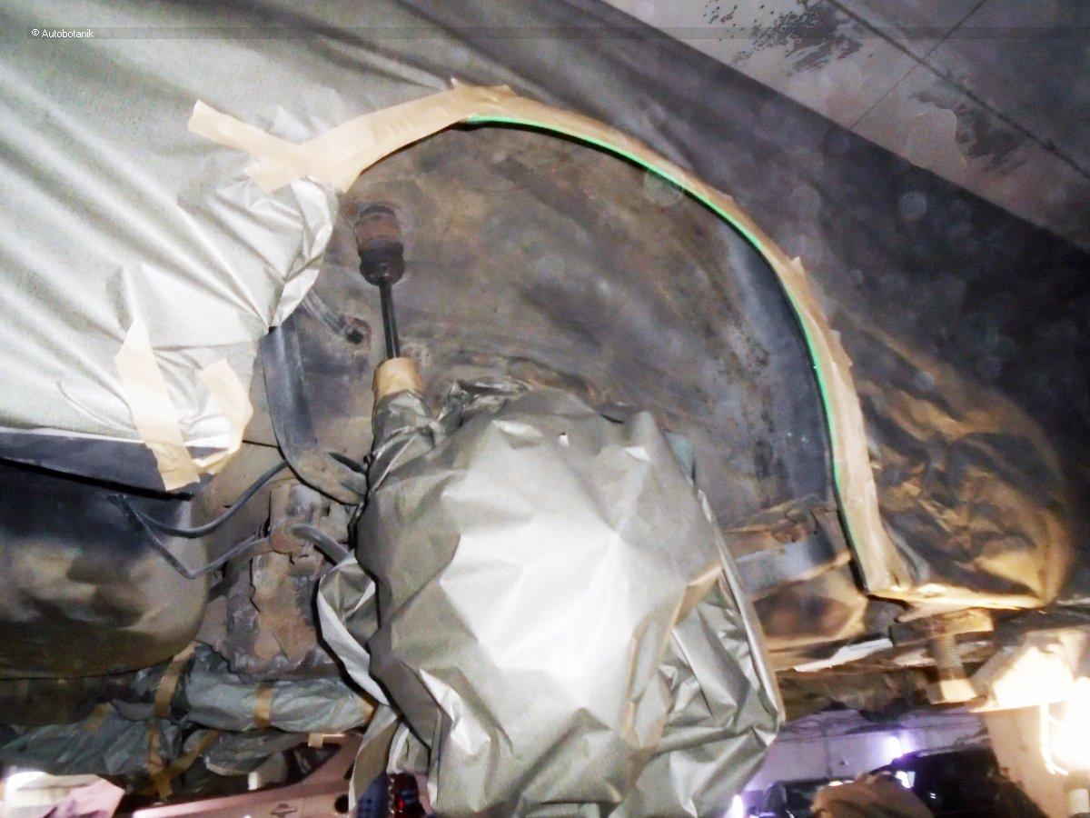 Свежий весенний цвет на старый кабриолет Свежий весенний цвет на старый кабриолет авто и мото