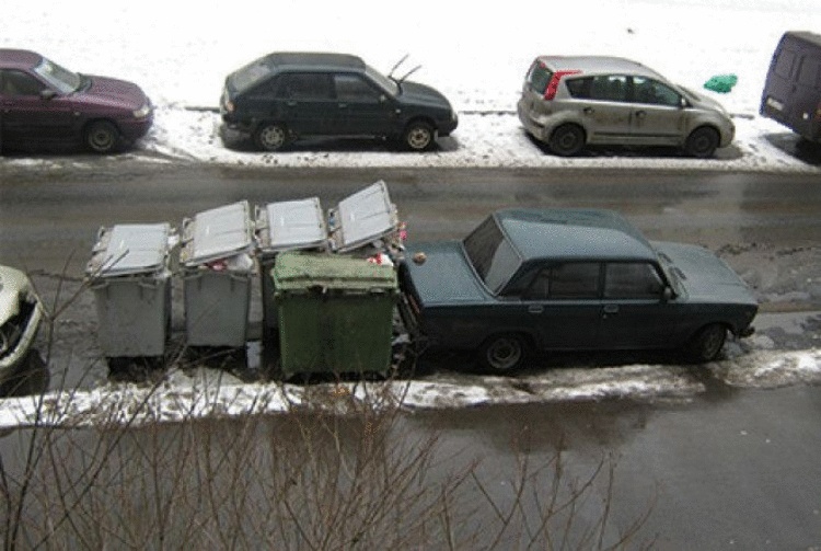 В Питере водителю объяснили, что не нужно парковаться возле мусорных баков 