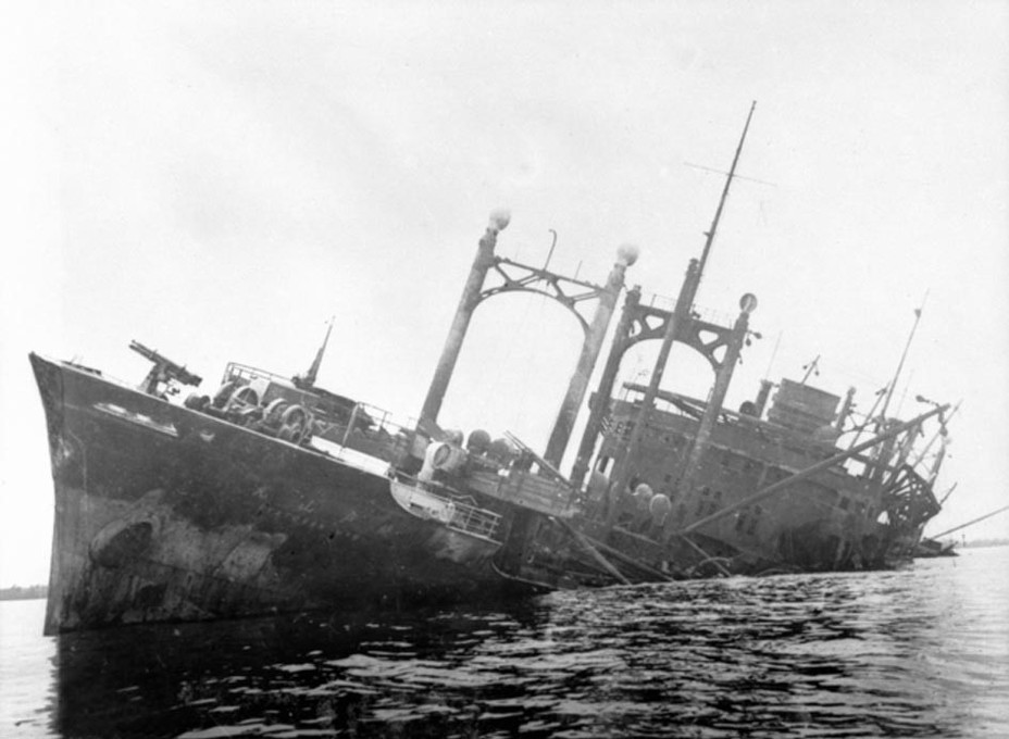 ​Японский транспорт «Аятосан-мару», потопленный при высадке в Гоне (Новая Гвинея) 21 июля 1942 года. Фото сделано в мае 1943 года Australian War Memorial - За час до Пёрл-Харбора | Warspot.ru