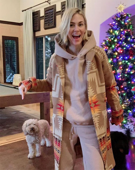 Хватит терпеть: Селена Гомес, Джиджи Хадид, Рози Хантингтон-Уайтли и другие звезды, уже нарядившие елки к Рождеству Хватит терпеть: Селена Гомес, Джиджи Хадид, Рози Хантингтон-Уайтли и другие звезды, уже нарядившие елки к Рождеству Звезды,Новости о звездах