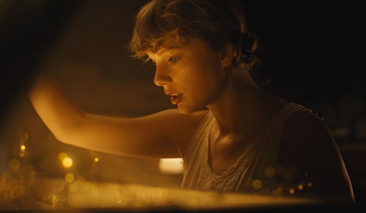 Тейлор Свифт выпустила новый альбом: работа над пластинкой с бойфрендом, соревнование с Канье Уэстом и другие детали Тейлор Свифт выпустила новый альбом: работа над пластинкой с бойфрендом, соревнование с Канье Уэстом и другие детали Звезды,Новости о звездах