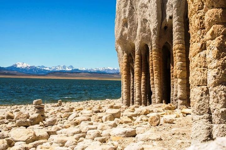 Таинственные каменные колонны озера Кроули в Калифорнии, США (13)