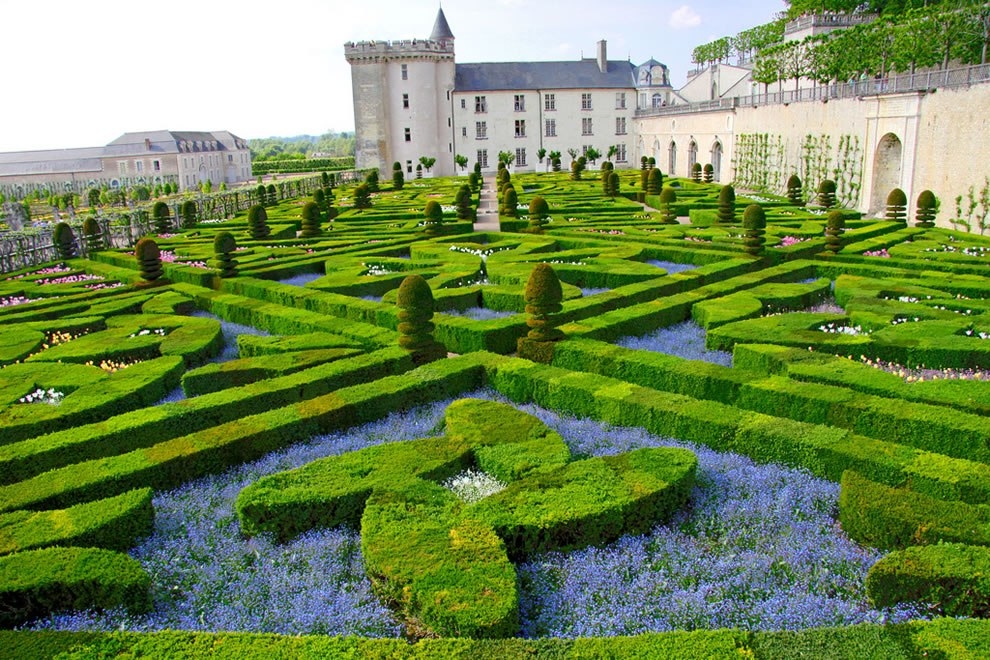 The garden. Сады Вилландри Франция. Замок Вилландри сад любви. Сад Вилландри, Франция фонтан. Шан-де-Батай регулярный стиль.