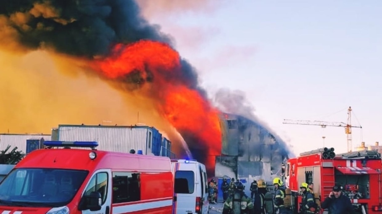 ФАН публикует видео с места пожара в подмосковном ангаре