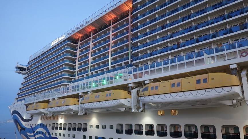 AFP: круизное судно с 235 пассажирами загорелось у берегов Греции