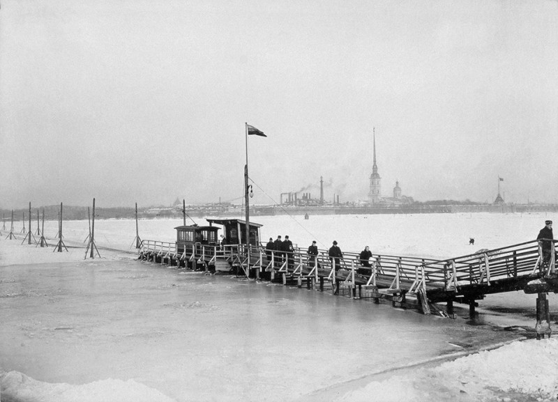 Трамвай идущий по льду замерзшей реки Невы, 1900–е годы, Санкт–Петербург историческое фото, история