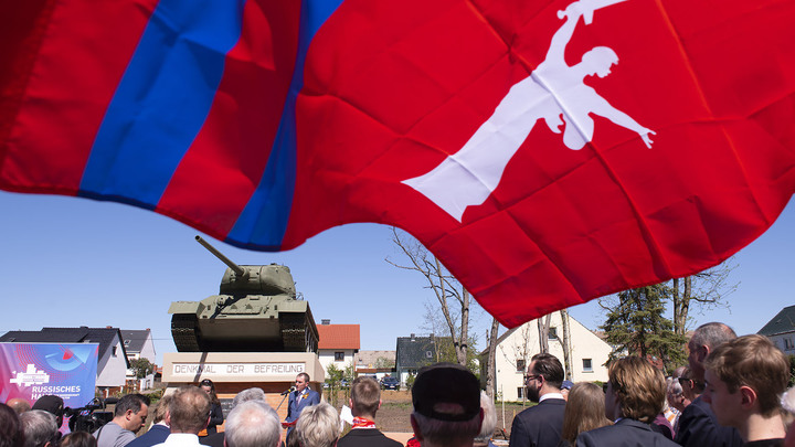 "Господин мэр, вы мерзавец и фашист": За спасение советских памятников оставляют без квартир