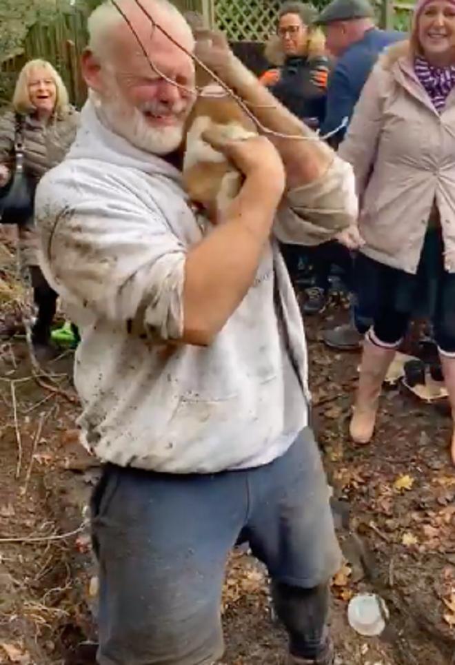 Мужчина держит собаку