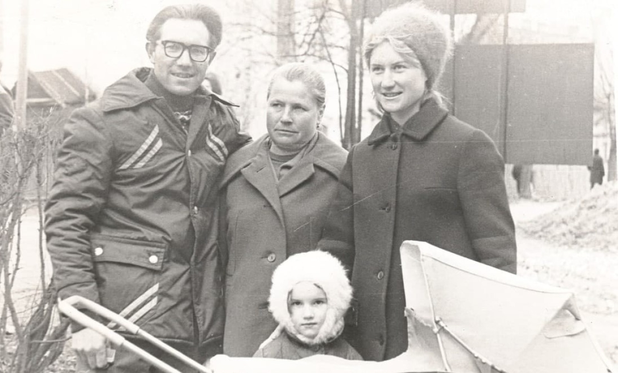 Евгения Кустова с дочкой и внучкой