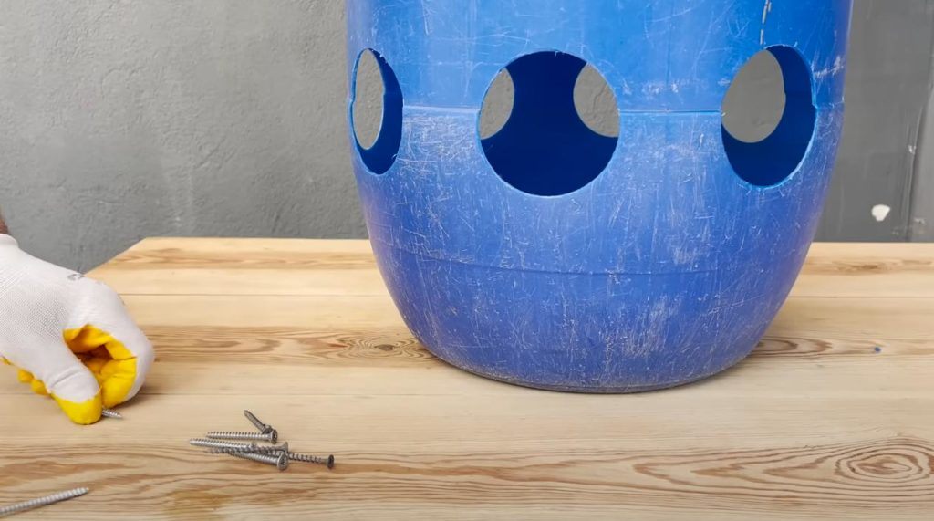 Как сделать кормушку для кур из пластиковой бочки