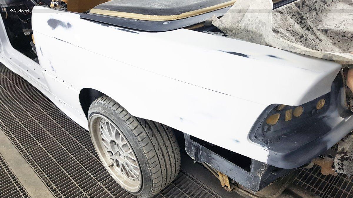 Свежий весенний цвет на старый кабриолет Свежий весенний цвет на старый кабриолет авто и мото