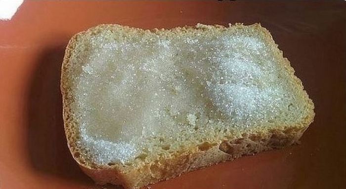 Хлеб с сахаром - любимый советский деликатес, который мы обожали в детстве.