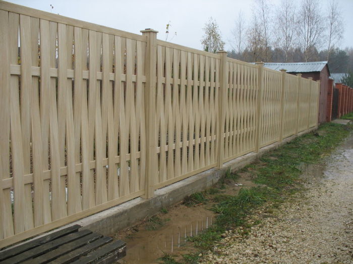 Забор из переплетенных планок легко впишется в любой ландшафтный дизайн. /Фото: cs6.livemaster.ru