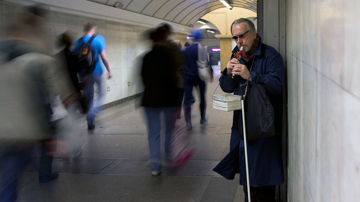 "Каждый день стоял и плакал": Пенсионеры вынуждены просить милостыню из-за кредитов