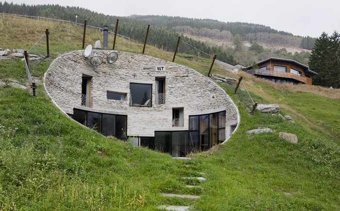 Возвращение к «пещерным» истокам: вилла, вырытая в альпийском холме