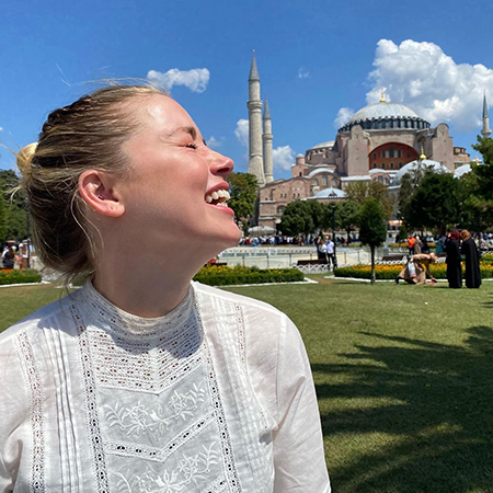 Эмбер Херд оказалась в центре скандала на отдыхе в Стамбуле: актрису осудили за выбор одежды для посещения мечети Эмбер, актриса, Стамбуле, блузку, самом, тонкую, городу, нижнее, белье, светлую, Курортный, глубоким, которое, прикрывал, платок  Эмбер, действительно, вошла, мечеть, декольте, стремлении