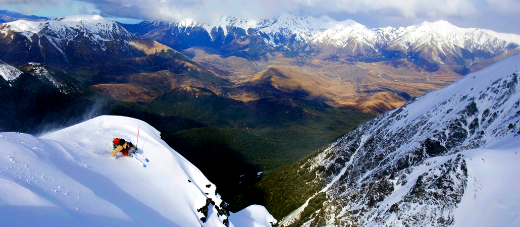 Экстремальный спуск горнолыжника в Новой Зеландии