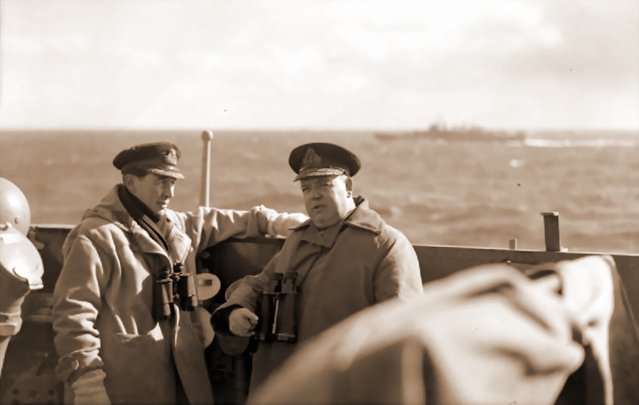 ​Командир «Эдинбурга» кэптен Хью Фолкнер и командующий 18-й эскадры крейсеров контр-адмирал Стюарт Бонэм-Картер на мостике крейсера, апрель 1942 года - Загадки «золотого крейсера» | Военно-исторический портал Warspot.ru