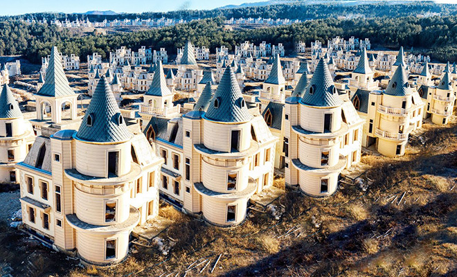 Город-призрак в Турции: заброшенные замки, в которых никто не живет. Видео Город-призрак в Турции: заброшенные замки, в которых никто не живет. Видео проекта, комплекс, Babas, замков, остается, приезжают, долине, Некоторые, ролики, собирают, просмотров, тысячи, одинаковыми, публикации, социальных, сетях, делают, популярным, среди, любителей