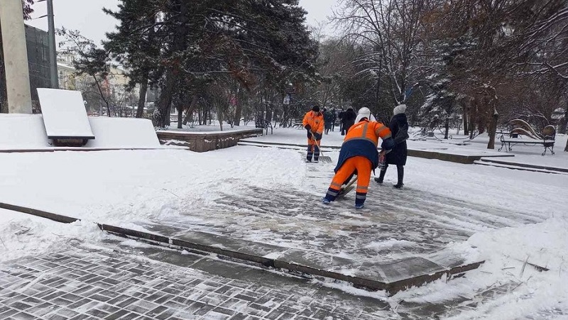 Жкх на службе городу. Гололед на улице. Благоустройство под мостом. Выпал снег. Коммунальные службы в городе Гагарин.