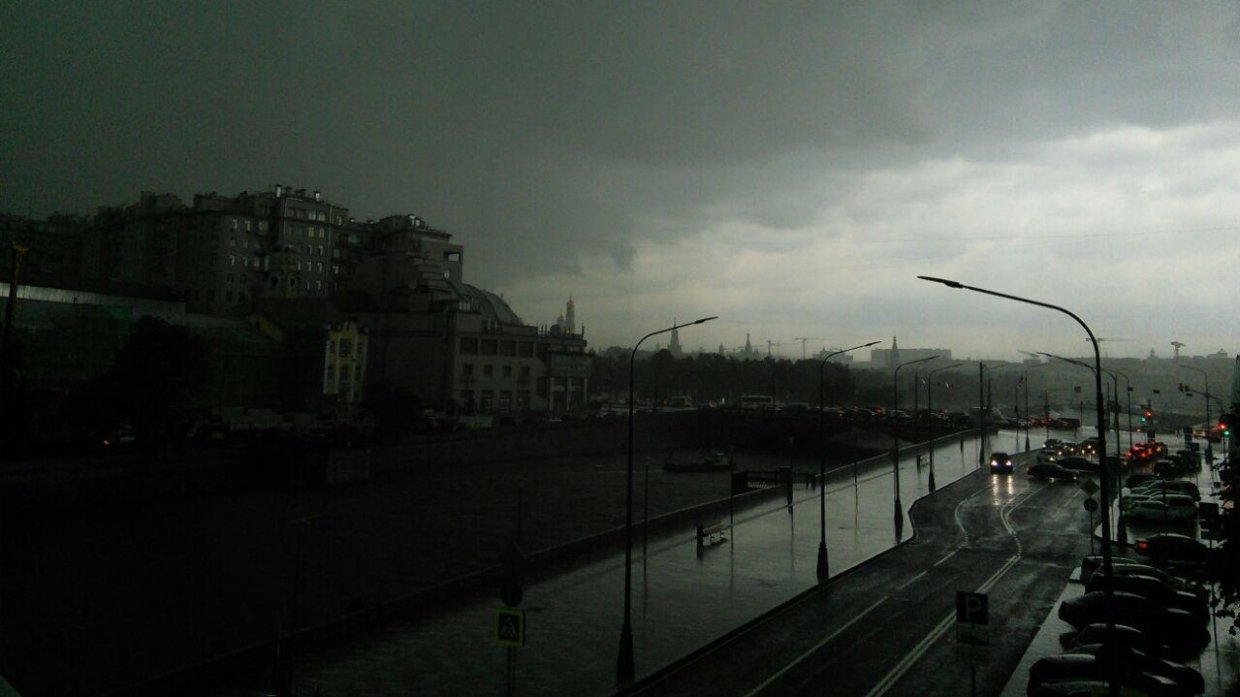 Москву в ближайший час ожидают грозы, дождь и ветер — МЧС