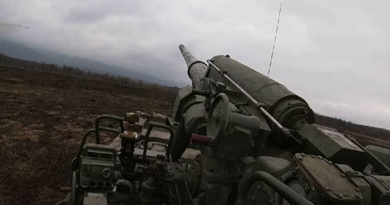 Вооруженные силы Российской Федерации постепенно оттесняют украинские формирования, стремясь взять находящуюся в Авдеевке и ее окрестностях группировку ВСУ в клещи.