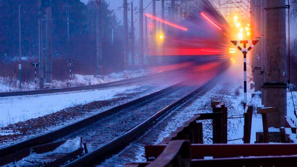 Мужчина погиб, попав под поезд на ж/д путях в Москве на станции «Косино»