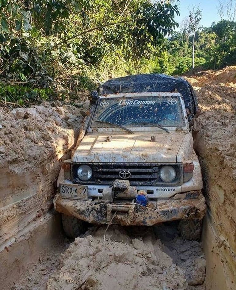 Хороший джип застрянет там, куда не каждый трактор доедет Хороший джип застрянет там, куда не каждый трактор доедет авто и мото,автомобили,автоновости,машины,Россия