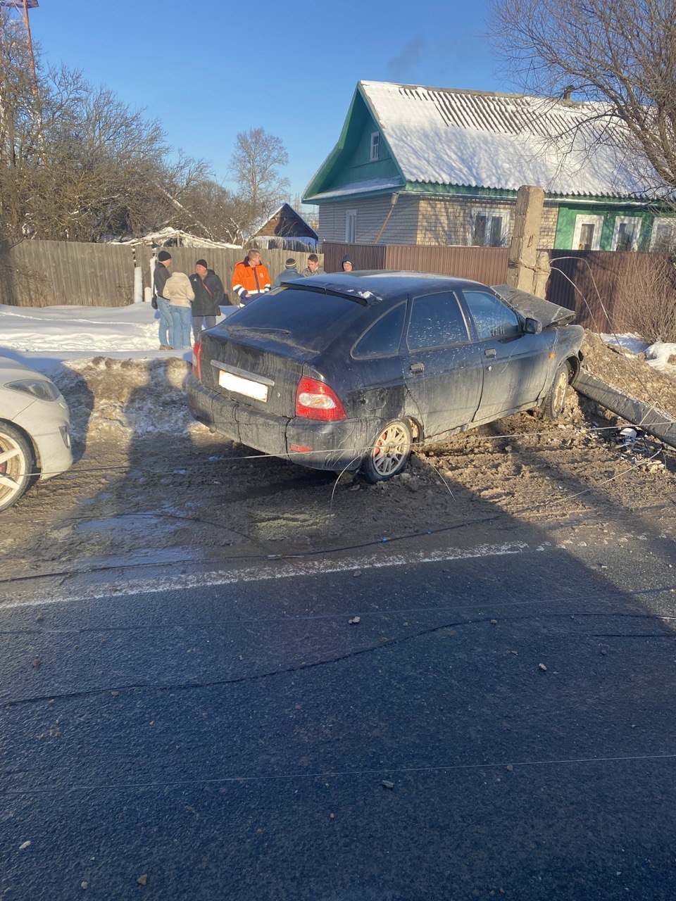 Ехавший на буксире автомобиль протаранил мачту освещения в Тверской области