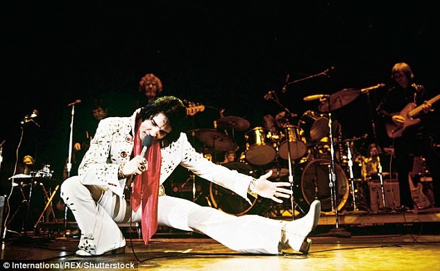 Элвис во время выступления в 1976 году, за год до смерти. На нем знаменитый костюм со стразами архив, знаменитости, интересно, история, редкие снимки, фото, фотоальбом, элвис пресли