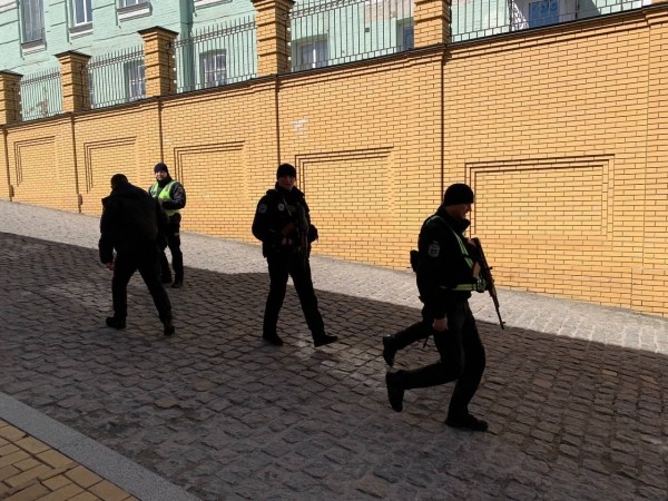 В Киево-Печерскую Лавру зашли полицейские с автоматами