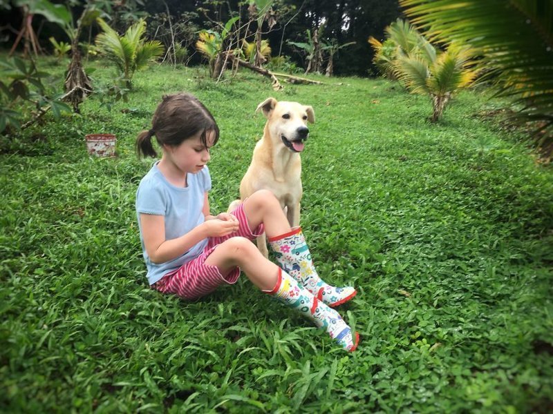 "Зачем я вожу свою 8-летнюю дочь по лесам разных стран?" аутизм, гуманизм, диагноз, лечение, мама и дочка, открытие мира, путешествия, терапия