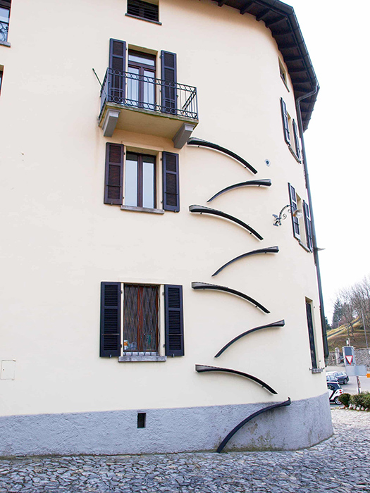 Зачем в Швейцарии строят лестницы снаружи домов страны,туризм,экология